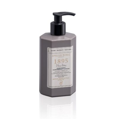 Atelier Rebul 1895 Hand- en bodylotion 250 ml pompfles op witte achtergrond