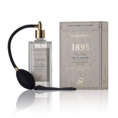 Atelier Rebul 1895 Eau de Parfum 125 ml met pompverstuiver naast grijze doos
