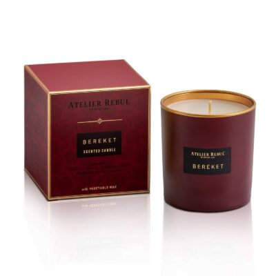 Atelier Rebul Bereket Geurkaars 210 g in bordeauxrode pot naast doos