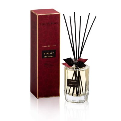 Atelier Rebul Bereket Geurstokjes 200 ml met rode strik naast bordeauxrode doos