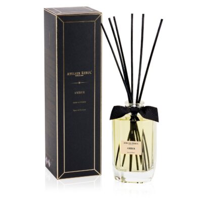 Atelier Rebul Amber Geurstokjes 200 ml met zwarte strik naast zwart-gouden doos