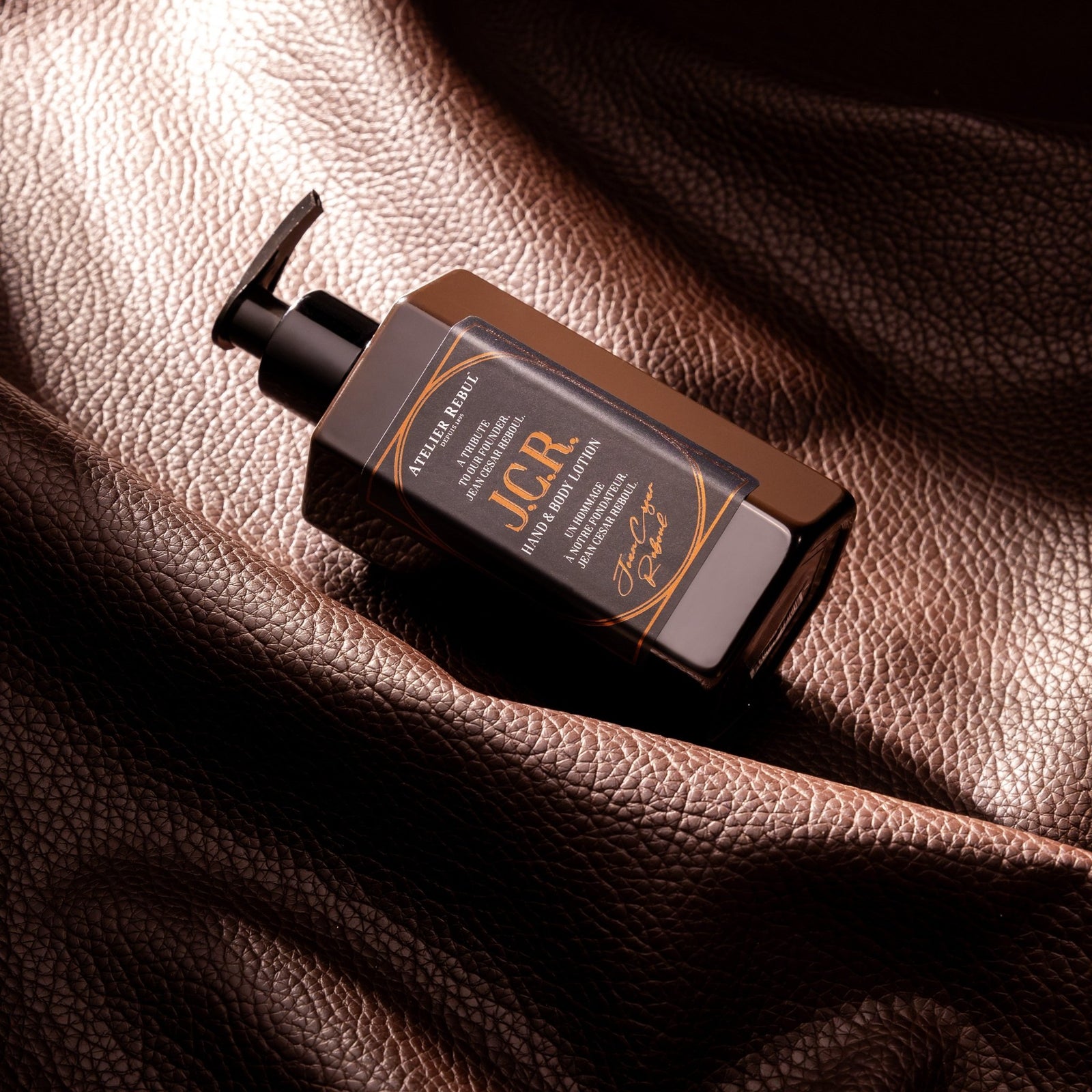J.C.R. hand- en bodylotion liggend op donkerbruin leer