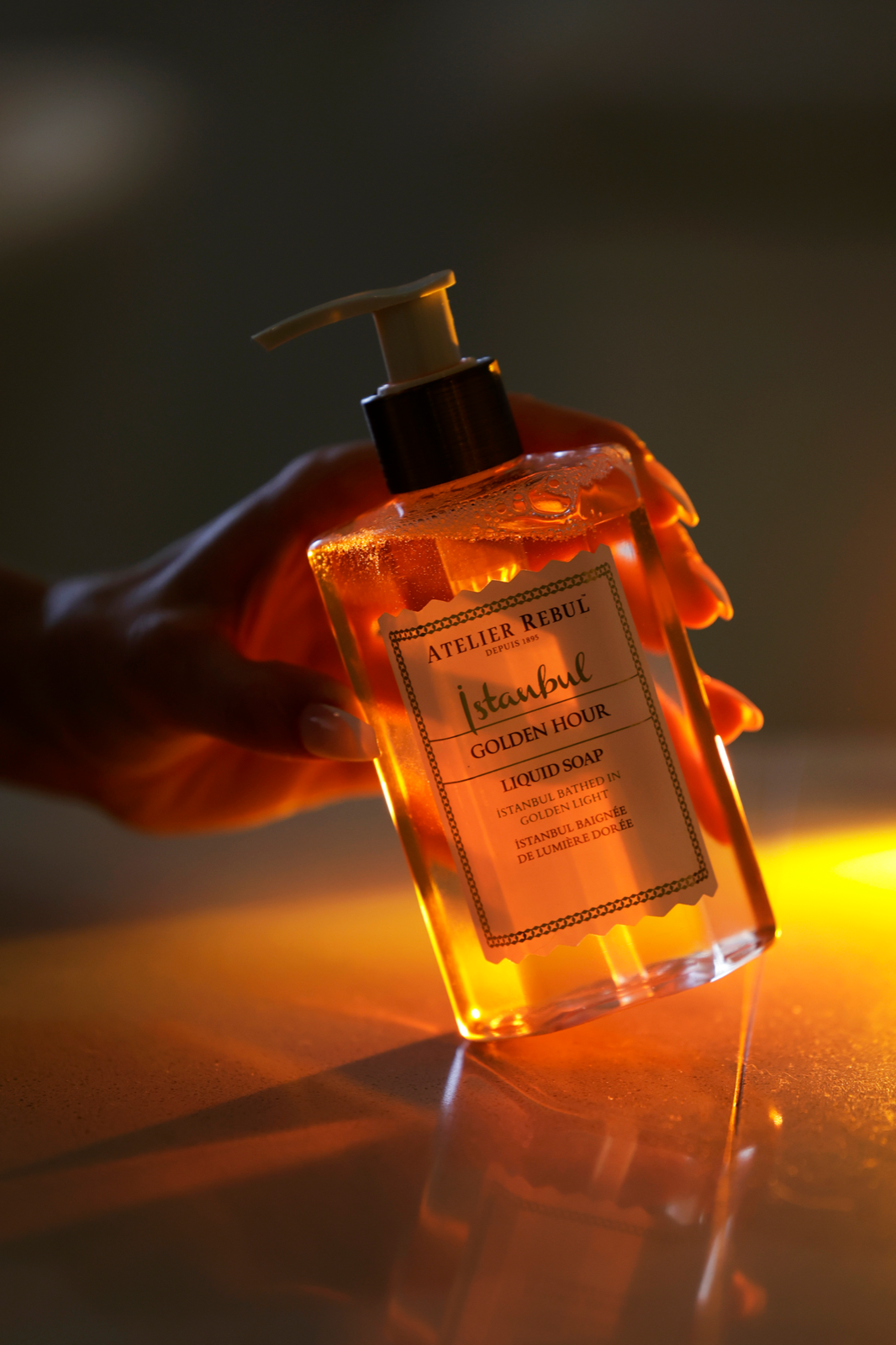 Atelier Rebul Istanbul Golden Hour Handzeep 250 ml in gebruik