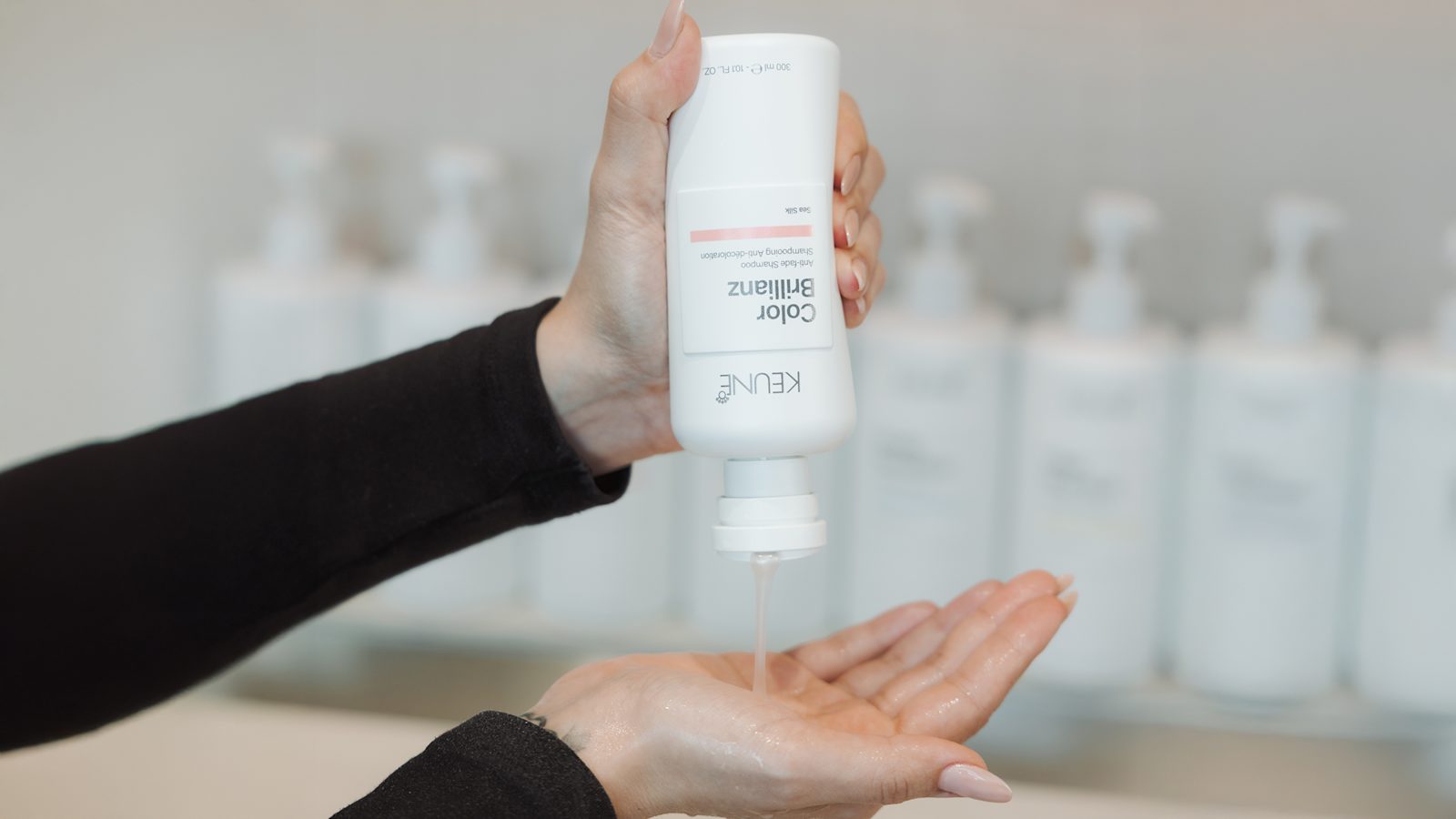Keune Color Brillianz Shampoo 80 ml, tweede sfeerfoto van het reisformaat
